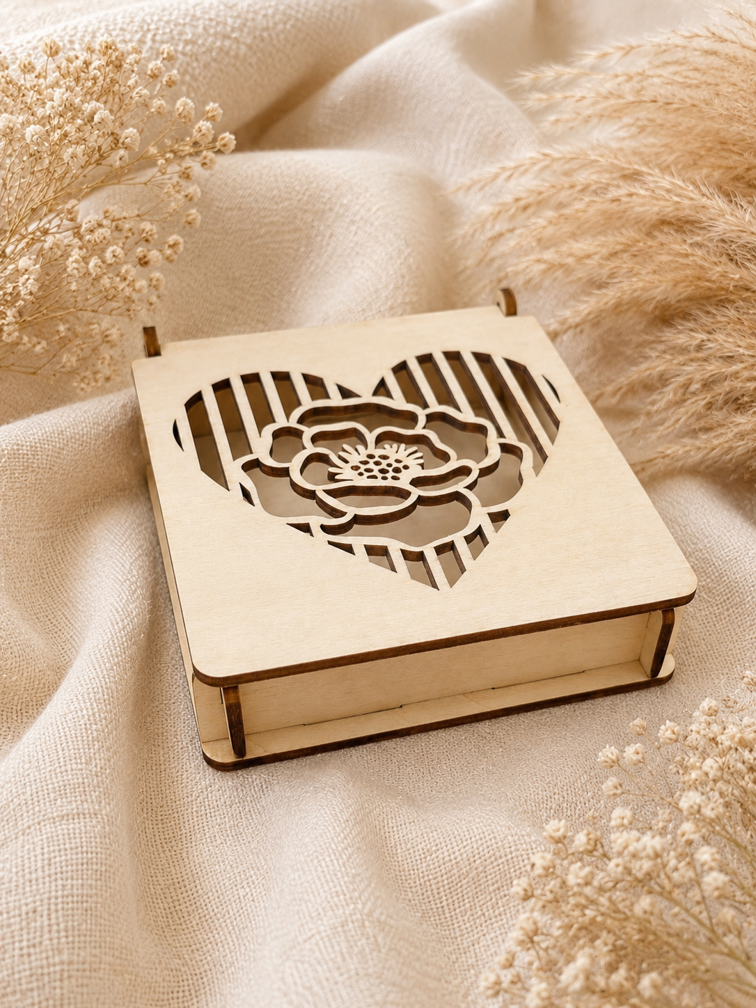Boîte à alliances en bois cœur fleuri – Décoration mariage bohème personnalisée